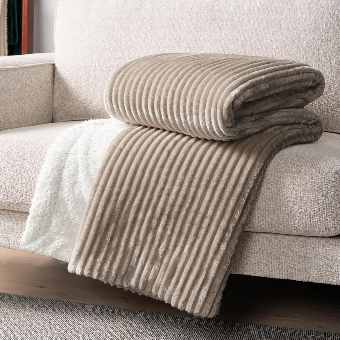 RoyalSoft microplush blanket with lamb - beige 150x200 cm