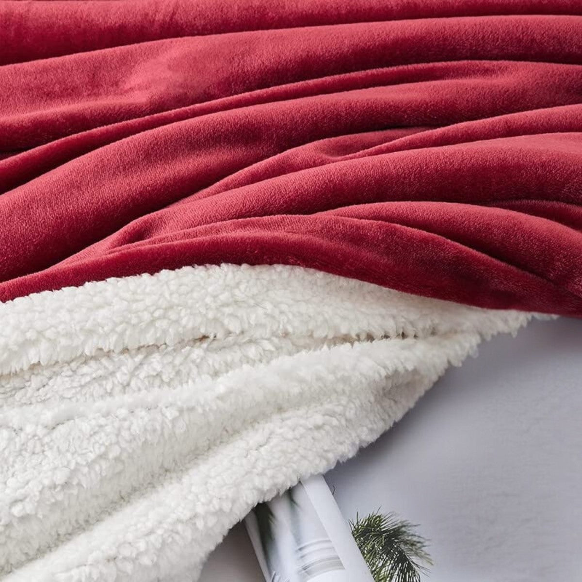 Plush blanket with lamb - Crimson