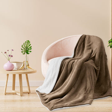 Plush blanket with lamb - Brown Cocoa